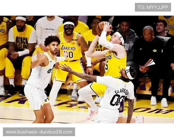 湖人近期状态回暖核心阵容磨合升级季后赛前景引发热议持续外界关注